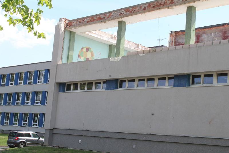 V roce 2018 se zřítila část zdi u tehdy opravovaného bazénu u ZŠ Prokopa Holého v Lounech. Od té doby čeká budova na rekonstrukci a další využití, v budoucnu by tam měly být školní učebny.