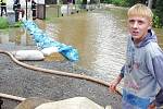 Rok 2002: záplavy v našem regionu na Chomutovce a následná humanitární pomoc od lidí z okresu Louny, proudící do celé ČR.