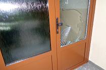 Pachatele, který poškodil skleněné dveře v Košeticích, hledá policie. Ilustrační foto: