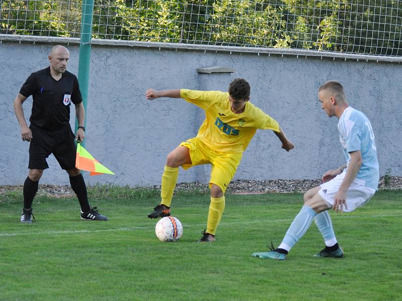 Žatecký Slavoj (ve žlutém) doplatil na neproměňování šancí. O výsledku rozhodla jediná přesná střela mezi tyče domácí branky.