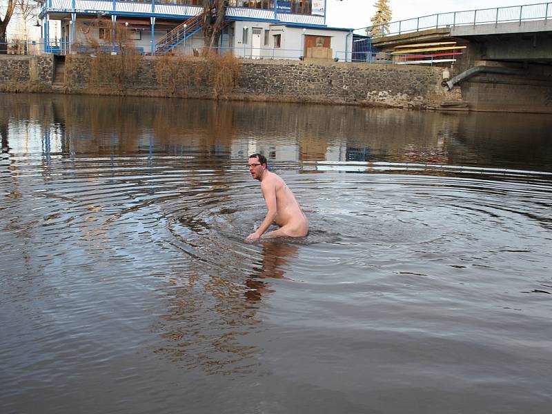 Parta kamarádů si vyzkoušela saunu i vodu Ohře v sobotu