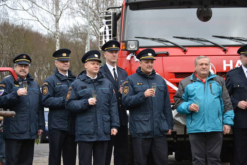 Aktivní dobrovolní hasiči v Černčicích  dostali nové auto.