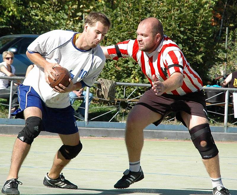 Utkání národních házenkářů Žatce (v bílém) proti Oseku