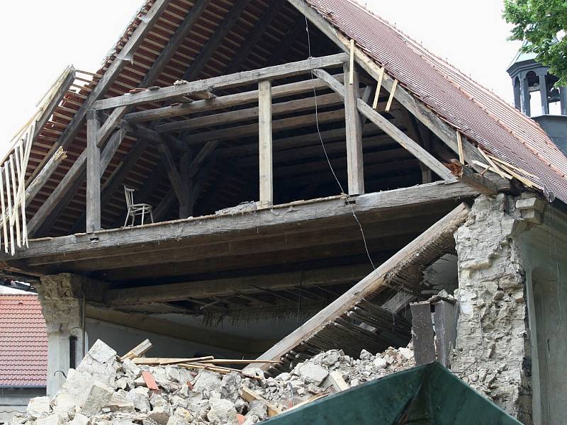 Věž kostela z 13. století se sesula jako domeček z karet a vzala s sebou i část lodi.