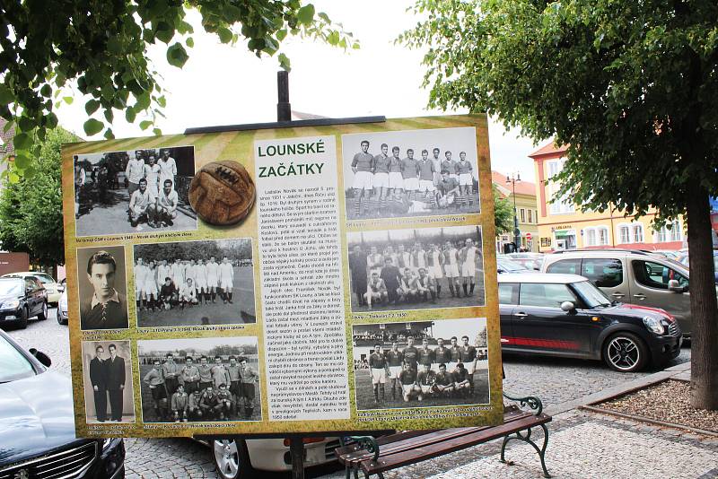 V Lounech odhalili pamětní desku slavnému rodákovi Ladislavu Novákovi, kapitánovi stříbrných československých fotbalistů z MS 1962 v Chile.