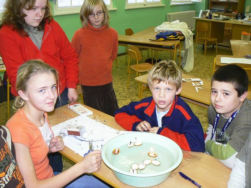 Petra Pleyerová a její kamarádi pouštějí skořápky se svíčkami při hodině dramatické výchovy v Základní škole Postoloprty.