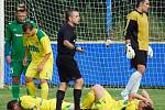 Fotbalisté Slavoje Žatec (ve žlutém) prohráli v pohárovém zápase s Karlovými Vary 2:3
