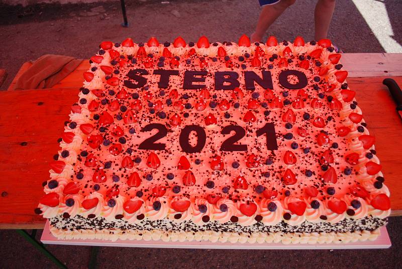 Sobota 3. července v obci Stebno na Lounsku. Cukrárna z obce Kryry přivezla Stebnu velký dort.