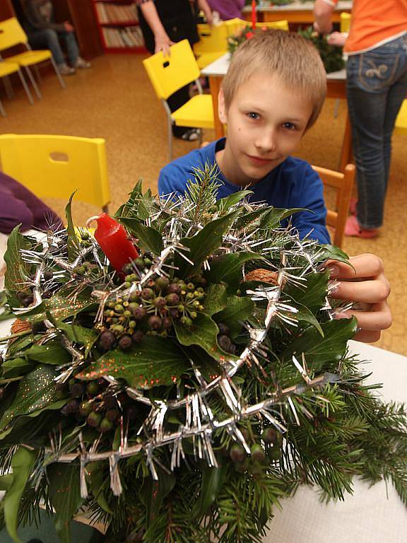 Školáci ze Základní školy Tuchořice se při stylové vánoční dílně pustili do výroby vánočních a adventních věnců a svícnů.