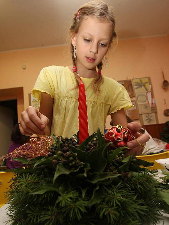 Školáci ze Základní školy Tuchořice se při stylové vánoční dílně pustili do výroby vánočních a adventních věnců a svícnů.