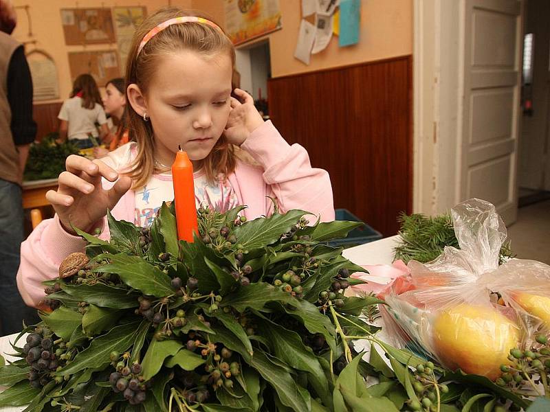 Školáci ze Základní školy Tuchořice se při stylové vánoční dílně pustili do výroby vánočních a adventních věnců a svícnů.