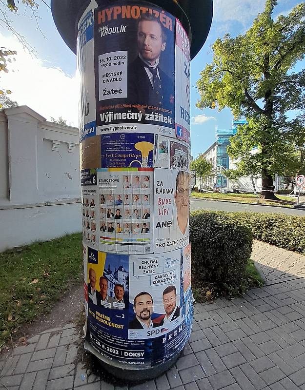 Předvolební plakáty v Žatci.