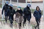 Zhruba sedm desítek lidí přijelo v sobotu 5. prosince demonstrovat do Drahonic u Lubence k tamnímu detenčnímu zařízení pro uprchlíky. Několik jedinců se chtělo dostat k plotu zařízení, problém řešili policisté.