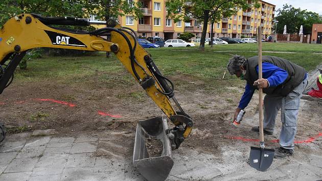 Přeložkou vedení elektrické energie začala v Žatci výstavba nového parkoviště na sídlišti Jih. Vyroste na místě bývalého hřiště před restaurací Cihelna.