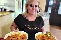 Majitelka restaurace Koruna Jiřina Barukčičová s řízky, které tam jsou k obědu každý pátek.