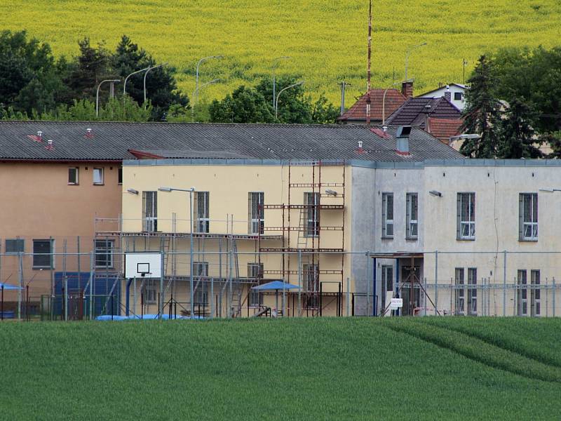 Věznice v Drahonicích prochází úpravami, otevřít má v červnu.
