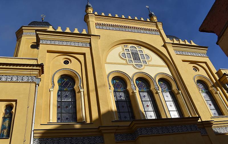 Druhá největší synagoga v Čechách, v Žatci, prochází rozsáhlou rekonstrukcí. Její majitel, bývalý primátor Chomutova Daniel Černý, ji mění v multifunkční kulturní prostor,