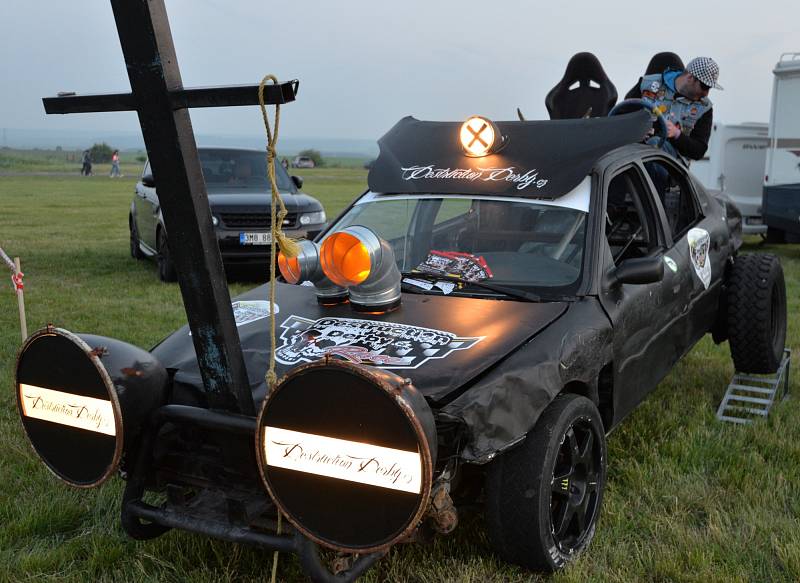 Tuning sraz Carwars na letišti v Panenském Týnci