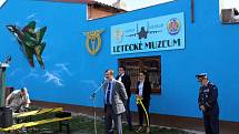 Leteckém muzeum v Bezděkově má novou fasádu. Z muzea se účastníci akce přesunuli k památníku letců v Žatci, kde se konal každoroční pietní akt u příležitosti Dne letectva.