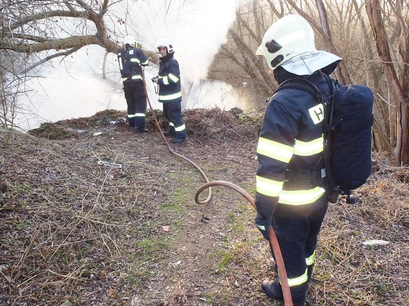 Hasiči likvidují požár skládky v Sukově ulici v Žatci 