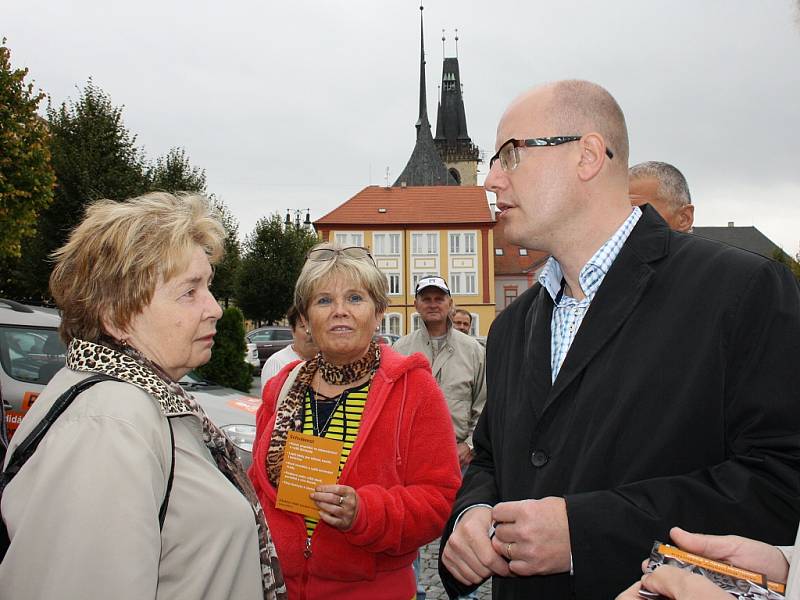 Předseda vlády Bohuslav Sobotka s občany na Mírovém náměstí v Lounech