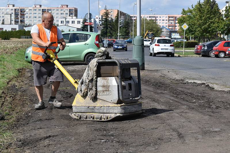 Žatecká radnice nechala v minulých dnech plochu podél ulice Stavbařů, kde se plánuje výstavba parkoviště, alespoň zpevnit.