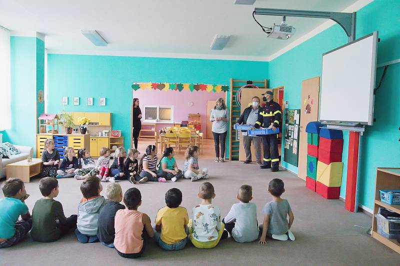 Starosta Podbořan Radek Reindl spolu s místním zastupitelem a velitelem dobrovolných hasičů Josefem Svobodou rozvezli štolu do školek, škol a domova pro seniory.