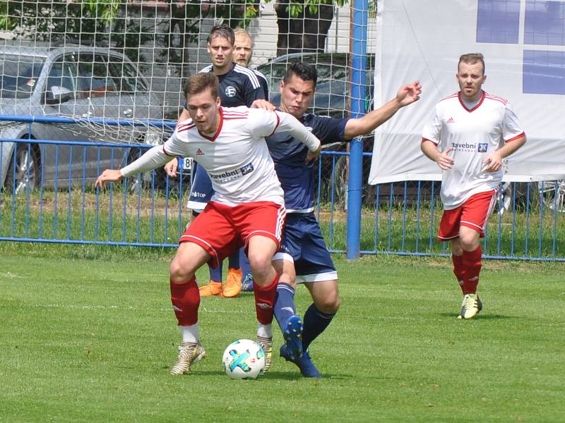 Důležité utkání v boji o záchranu zvládli lépe fotbalisté Jílového (v bílém), kteří dali domácím tři branky a zaslouženě brali tři body.