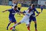 Fotbalisté Loun (v bílém) podlehli Hrobcům 1:3.