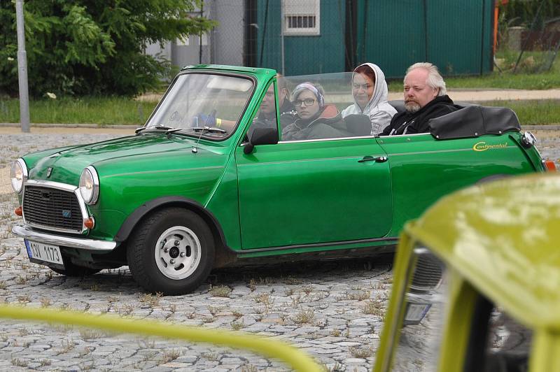 Desátý sraz vozů Mini Cooper se o víkendu konal v Peruci.