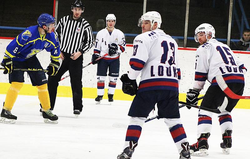 Hokejisté Loun (v bílém) porazili Roudnici 6:5.