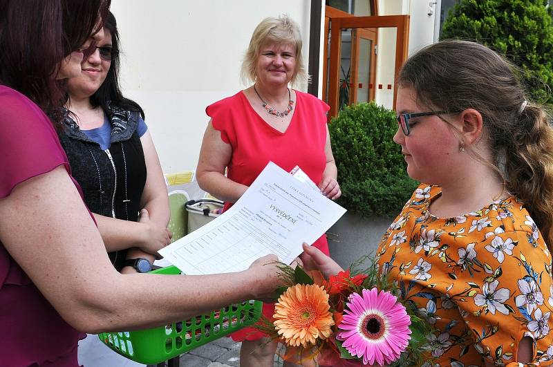 Žáci 4. třídy Základní školy Přemyslovců v Lounech si přezvali vysvědčení v atriu tamní městské knihovny.