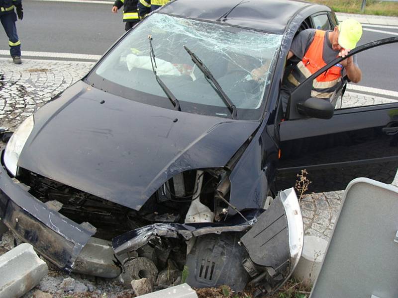 Osobní auto havarovalo na kruhovém objezdu u zóny Triangle