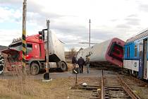 Nehoda vlaku a kamionu v Kašticích na Podbořansku