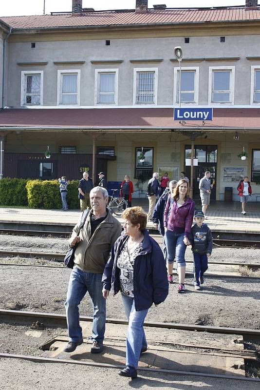 Parní vlak přezdívaný Papoušek na lounském nádraží. Mířil do Lužné na dětský den. Nejen svézt, ale i jen podívat se přišly desítky lidí