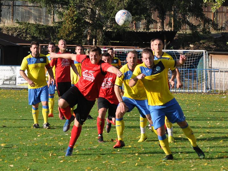 Šlágr kola začali lépe domácí, kteří za pět minut vedli 2:0, ale z výhry se radovali hosté z Tuchořic (ve žlutém) po výsledku 2:3.