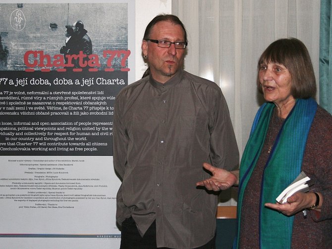 Tématický večer Charta 77 a její doba zahájil ředitel lounského divadla Vladimír Drápal a za Strážce odkazu Charty 77 Dana Němcová. 