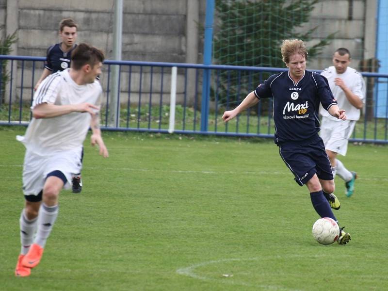 Pohárové derby Loun (v tmavém) proti Blšanům