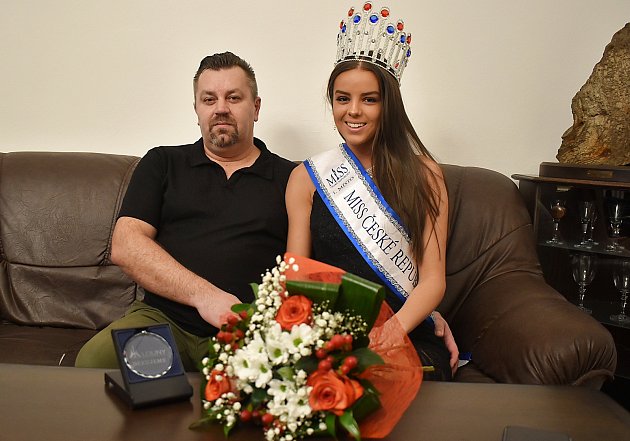 Miss ČR Andrea Kaplanová se v doprovodu svého otce Josefa Kaplana setkala na lounské radnici se starostou Milanem Rychtaříkem.