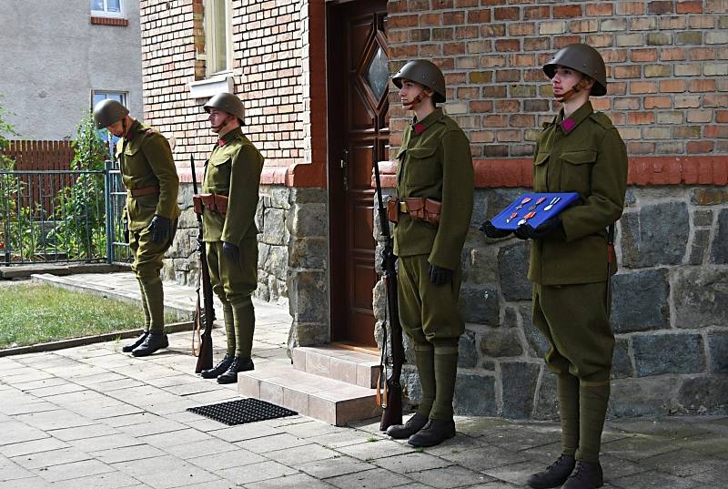 V Lounech se v pondělí 1. srpna vzpomínalo na 110. výročí narození Otakara Jaroše. Nejdříve byla položena kytka u pamětní desky v areálu ZŠ a MŚ Kpt. Otakara Jaroše a pak u rodného domu.