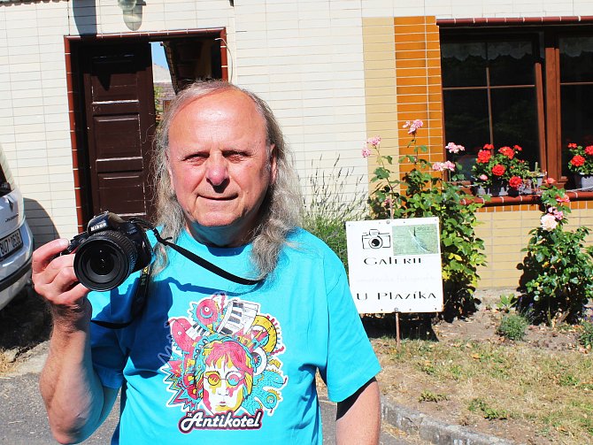 Miroslav "Plazík" Blažek fotografuje kulturní akce, Lounsko a přírodu už desítky let. Patnáct let navíc provozuje v Peruci Galerii U Plazíka.