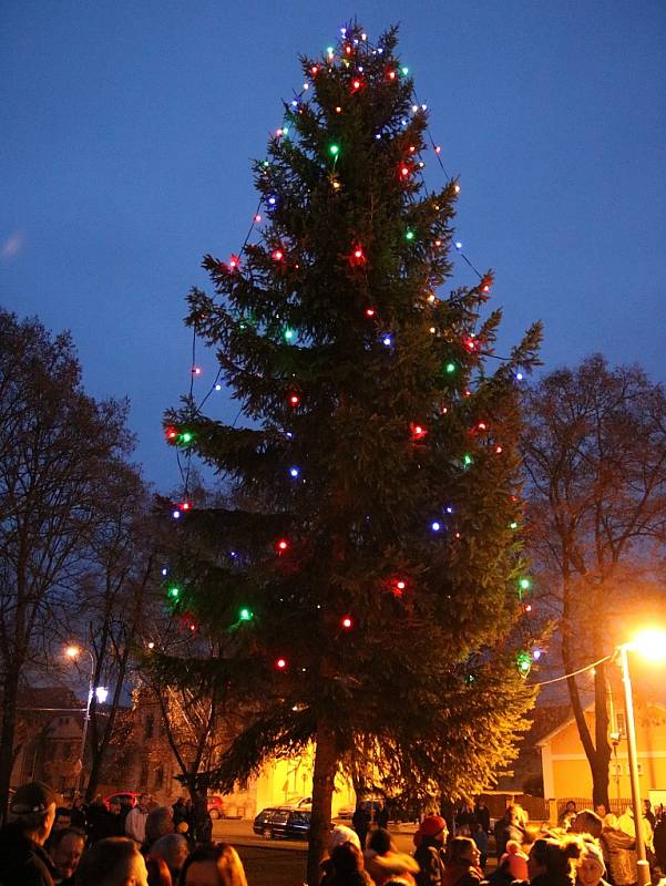 Adventní slavnost s rozsvícením vánočního stromu v Lenešicích