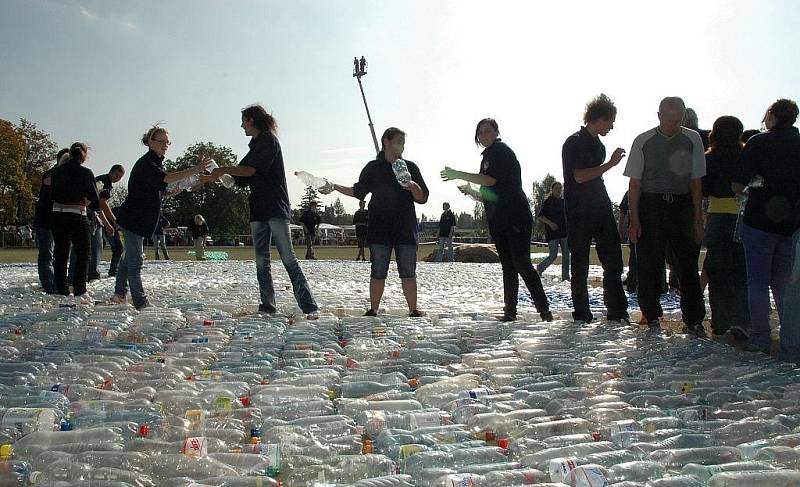 Studenti z podbořanského učiliště skládají slunce z PET lahví na fotbalovém hřišti Tatranu v Podbořanech. 