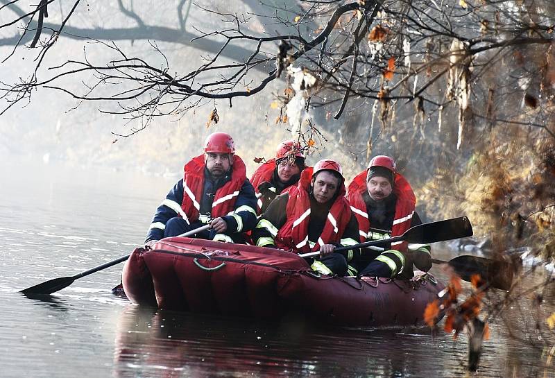 Hasiči propátrávali břehy Ohře v Lounech