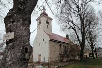 V roce 2008 zřícená věž kostela v Lenešicích prochází obnovou, která je téměř hotová. Hodiny už zase ukazují čas.