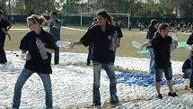 Studenti z podbořanského učiliště skládají slunce z PET lahví na fotbalovém hřišti Tatranu v Podbořanech. 
