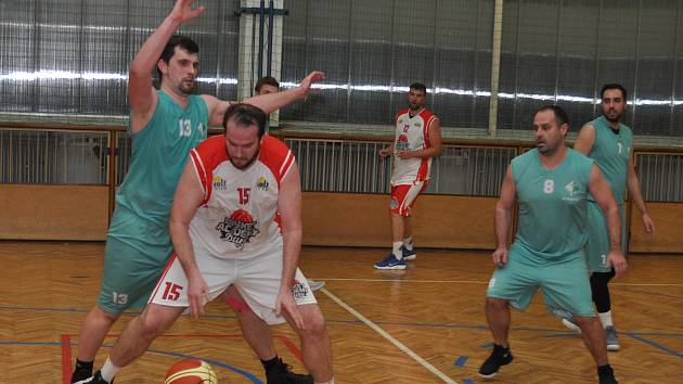 Basketbalisté Loun (v bílém) zakončili základní část Severočeské ligy domácí prohrou s Mostem.