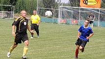 Fotbalisté ZD Podlesí Ročov (v černých dresech) porazili soupeře z Líšťan (modří) 3:0.
