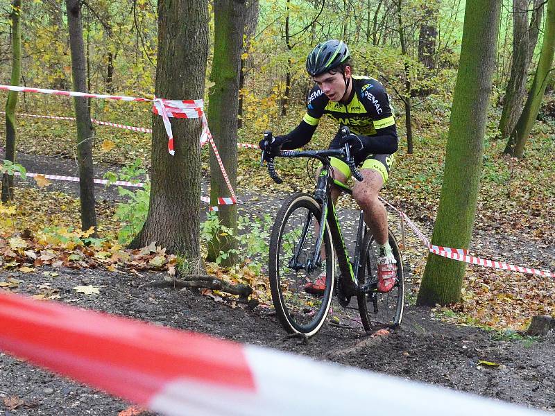 V Lounech se jel národní pohár cyklokrosařů. Domácím jezdcům se dařilo skvěle, vybojovali dvě zlata. Adam Seeman (v černém) triumfoval v kategorii kadetů.