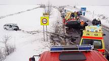 Na obchvatu Loun se střetla octavia a audi. Náraz byla tak silný, že škodovka skončila několik metrů od silnice v zasněženém poli.